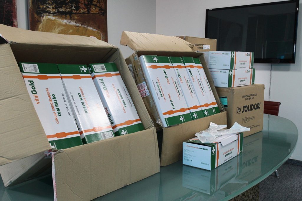 Prefeitura recebe doação de 900 tubos endotraqueais e dois respiradores da Ambev 1