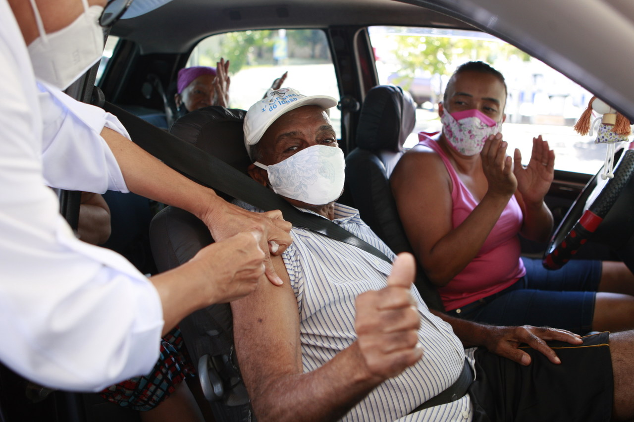 Idosos de 84 anos são imunizados contra Covid-19 no sistema de drive-thru - Portal da Prefeitura de Uberlândia