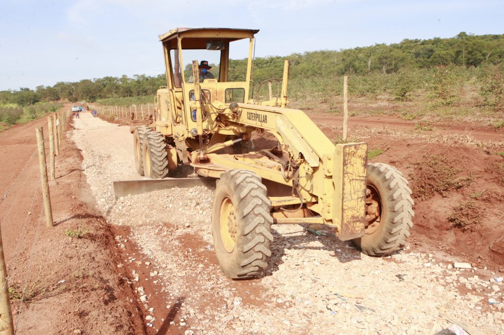 Prefeitura aplica resíduos de construção em estrada na região da comunidade rural Terra Branca 2