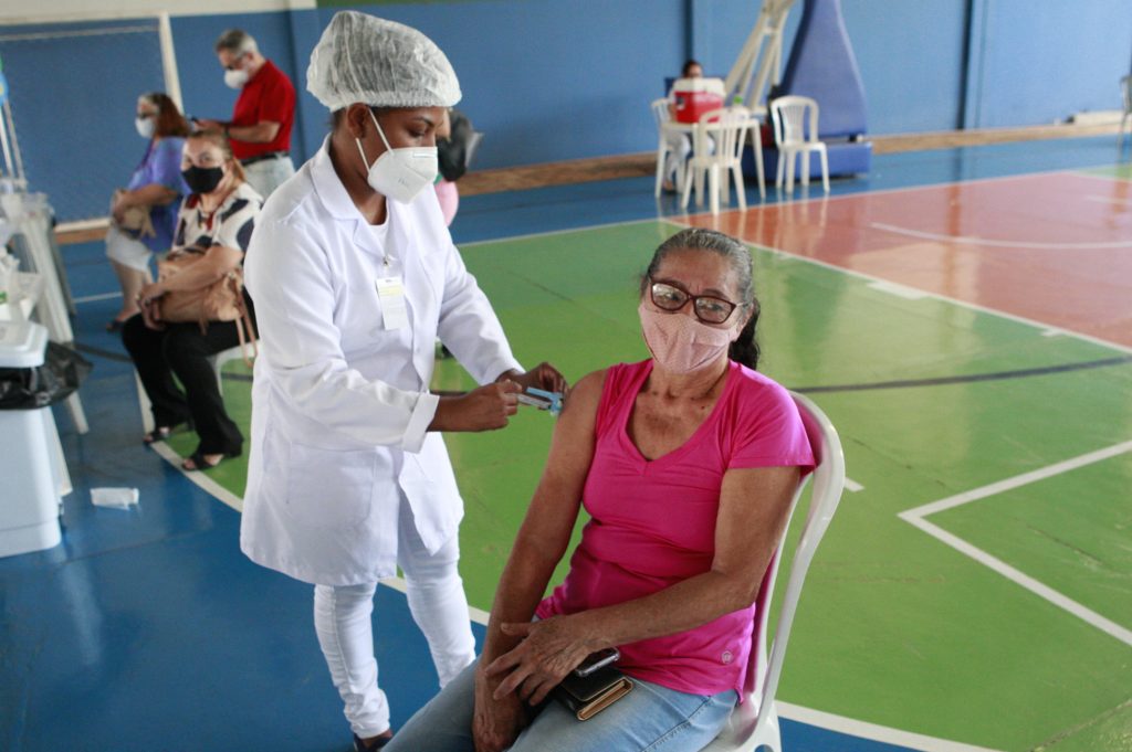 Idosos de 67 recebem a primeira dose do imunizante contra a Covid-19 1