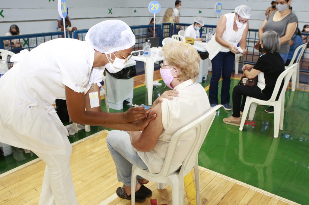 Mais de 3.800 pessoas foram vacinadas pela Prefeitura de Uberlândia neste domingo (4) 1