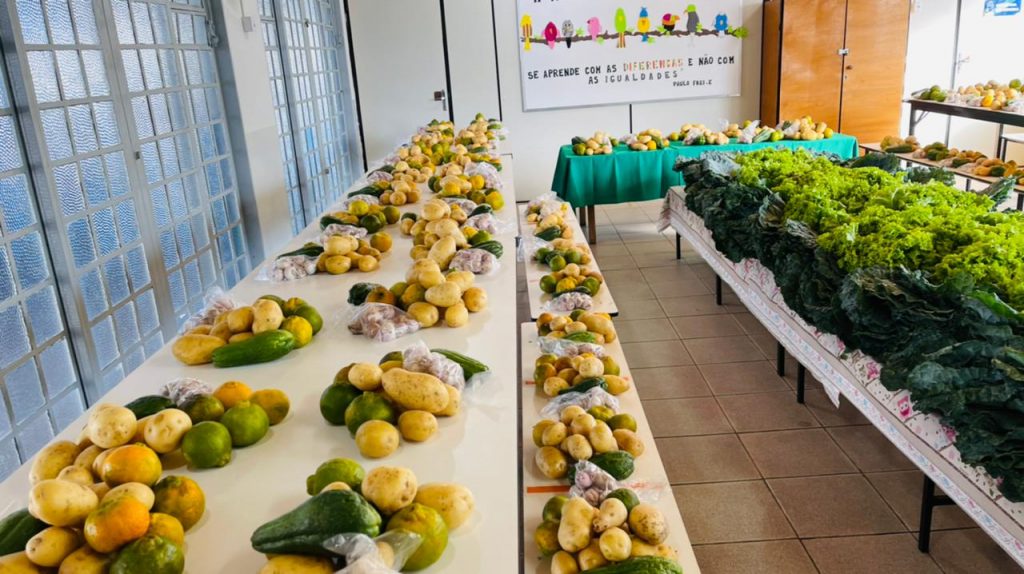 Prefeitura de Uberlândia entrega hortifrútis dos Kits Alimentação Escolar 2
