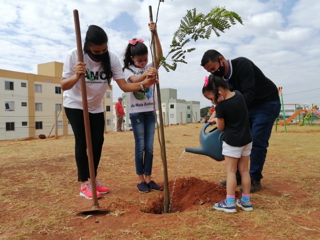 Área verde no Mansour recebe arborização com mudas do Horto Municipal 2