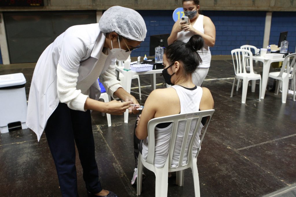 Cerca de 4,5 mil pessoas foram vacinadas contra covid-19 nesta quarta (9) 1