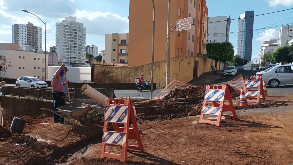 Obras de melhorias de drenagem pluvial no bairro Saraiva avançam 1
