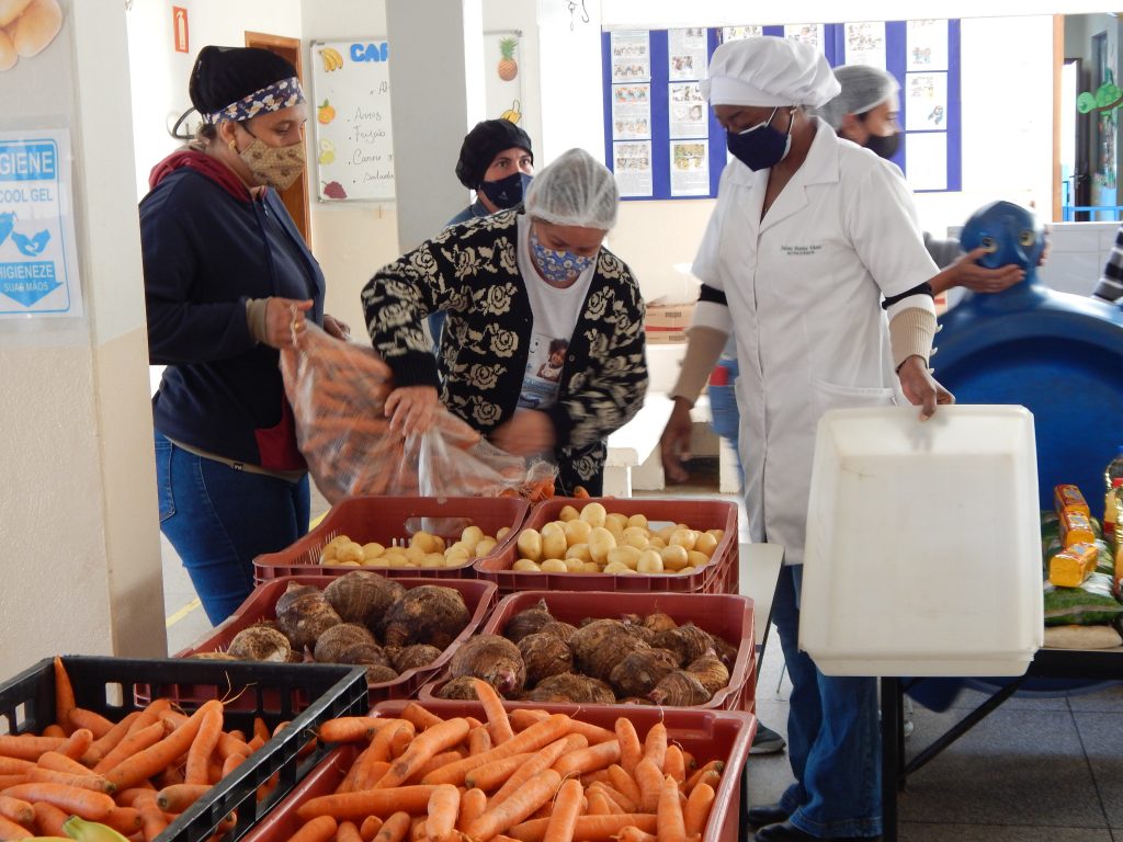 Prefeitura entrega kit alimentação para alunos cadastrados na segunda fase do programa 1