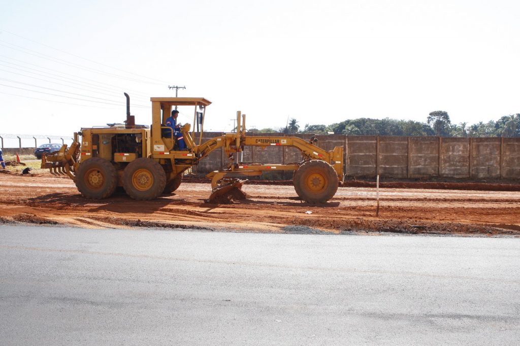Prefeitura de Uberlândia inicia aplicação de capa asfáltica na rua Jacarandá 1