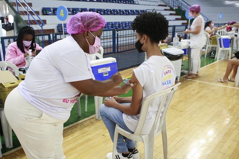 Mais de 3,6 mil doses nesta sexta (15), com ação especial do Outubro Rosa 1