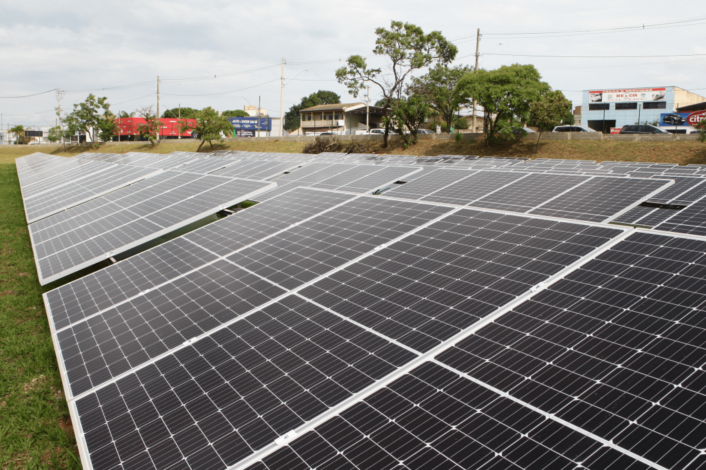 Prefeitura entrega usina fotovoltaica do Parque do Sabiá 1