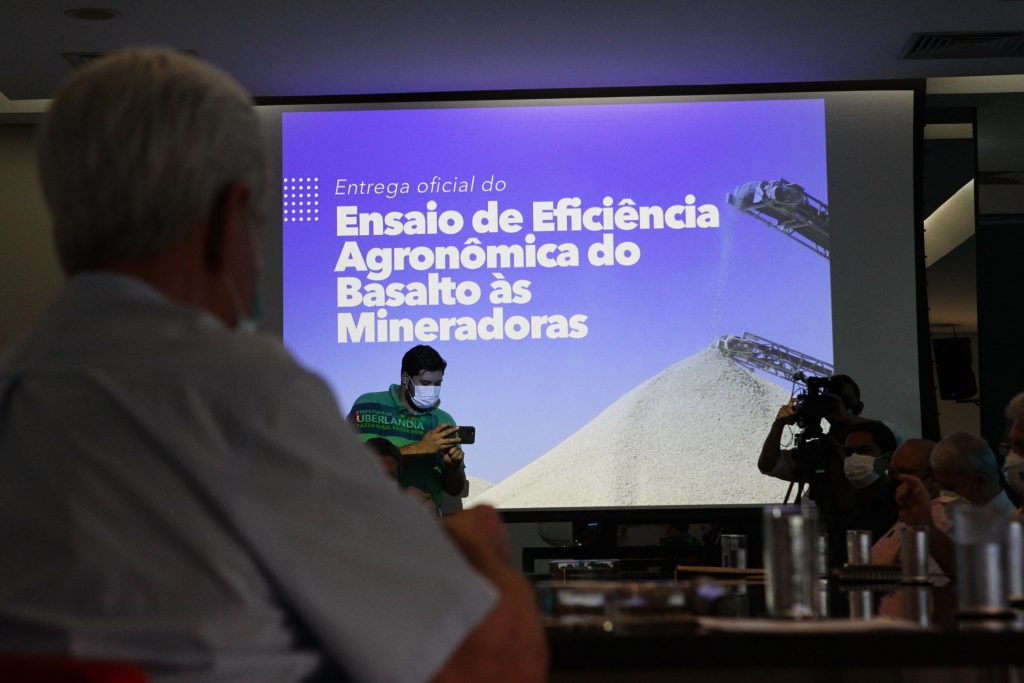 Prefeitura entrega estudo técnico sobre pó de basalto a mineradoras 2