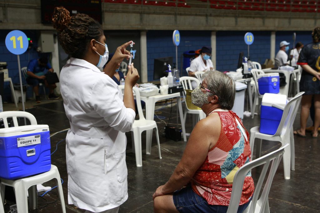 Prefeitura imuniza mais de 7,9 mil pessoas contra Covid-19 nesta sexta-feira (05) 1
