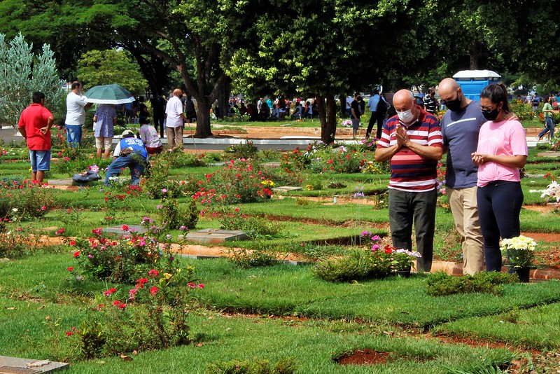 Cemitérios têm movimentação intensa no Dia de Finados em Uberlândia 1
