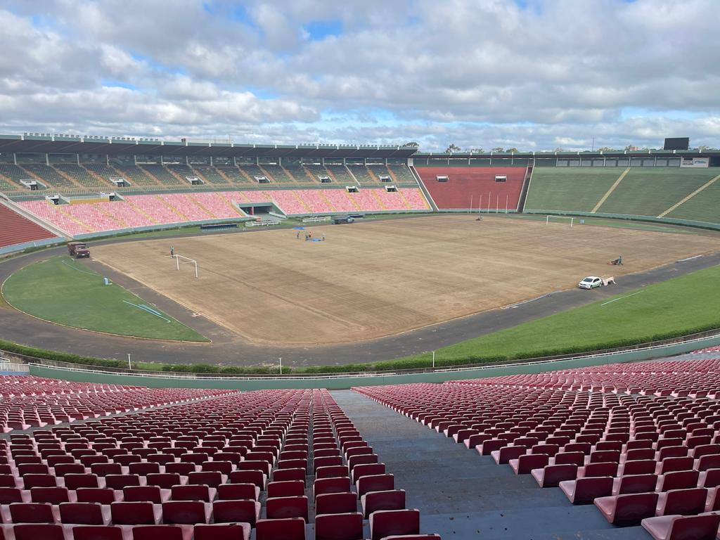 Prefeitura conclui serviço de recuperação do gramado do Estádio Parque ...