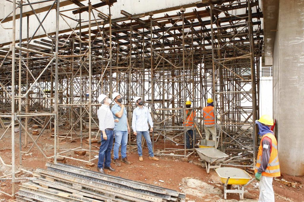 Prefeitura monta estrutura das vigas centrais do viaduto da avenida dos Municípios 1