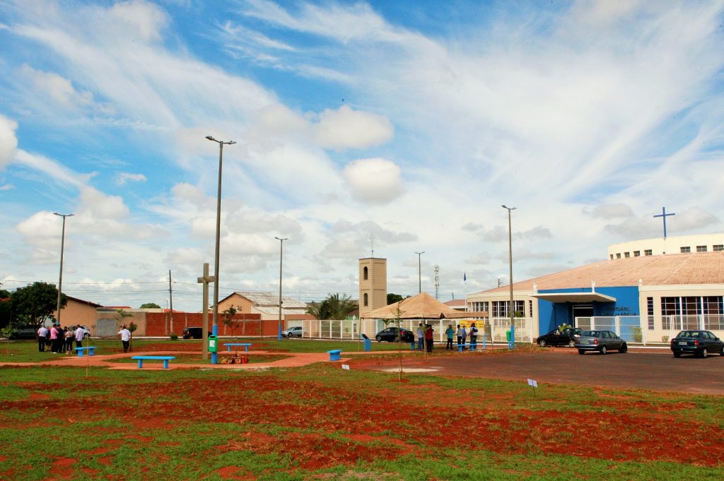 Prefeitura entrega melhorias em praças dos bairros Custódio Pereira e Laranjeiras 1