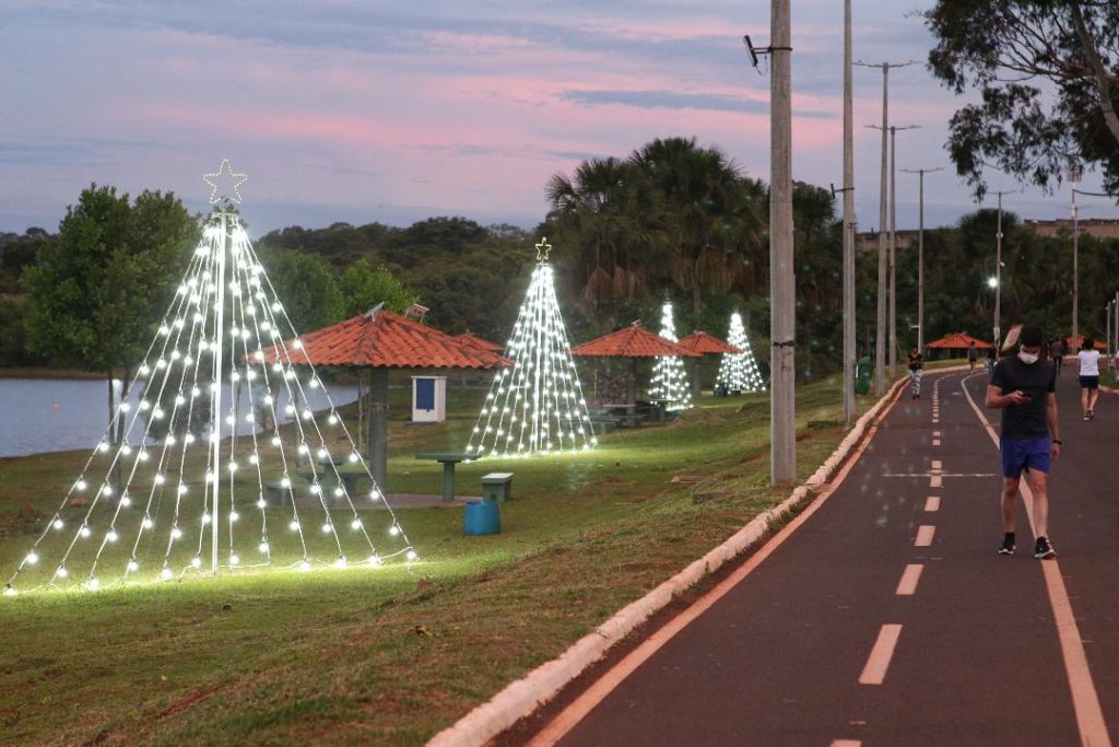 Prefeitura de Uberlândia conclui instalação de decoração de Natal no Parque do Sabiá 1