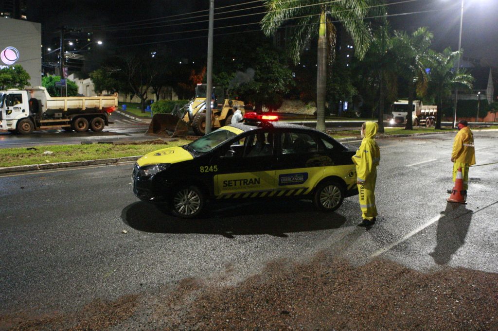 Prefeitura mobiliza força tarefa para atuar nos estragos causados pela chuva deste domingo (16) 2