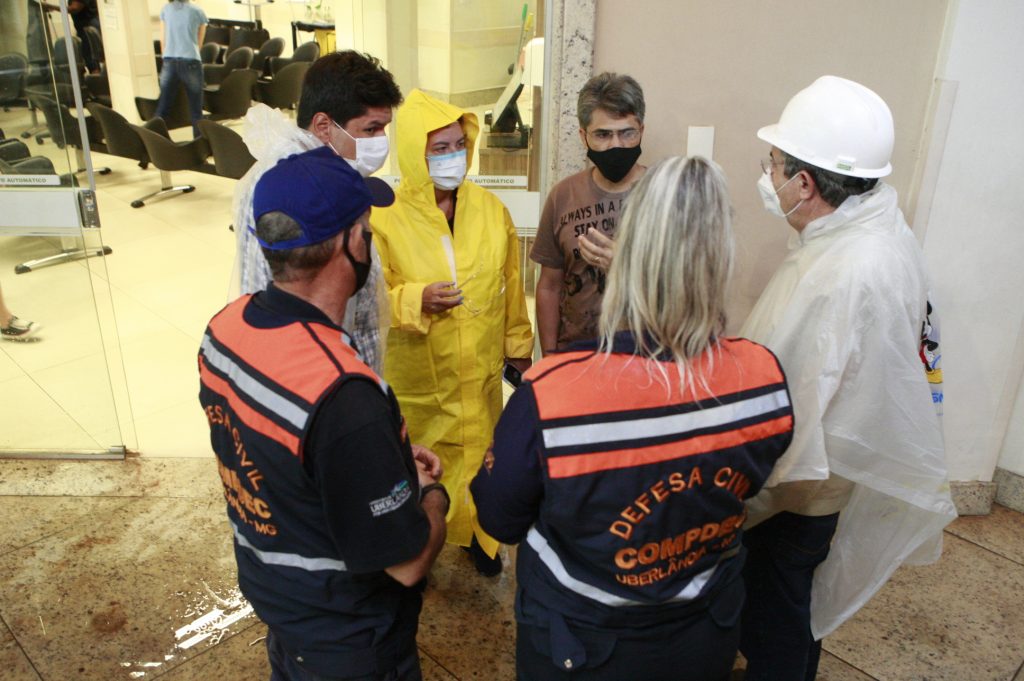 Prefeitura mobiliza força tarefa para atuar nos estragos causados pela chuva deste domingo (16) 1