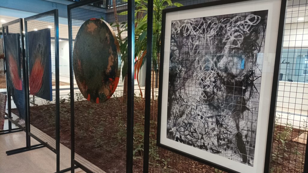 Dmae recebe exposição “Quem é Ela?” no Espaço Cultural 1