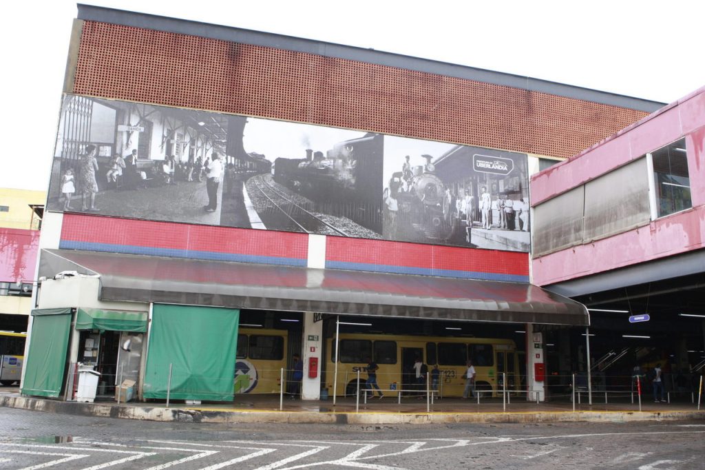 Painéis com história ferroviária estampam área externa do Terminal Central 1