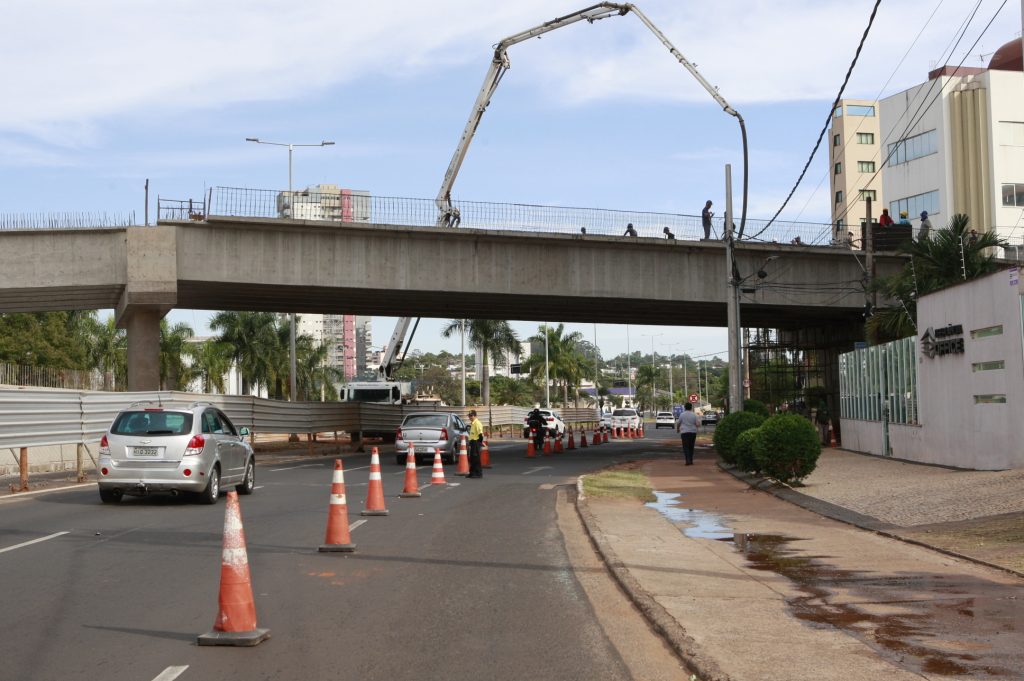 Prefeitura realiza mais uma etapa na concretagem do viaduto da avenida dos Municípios 1