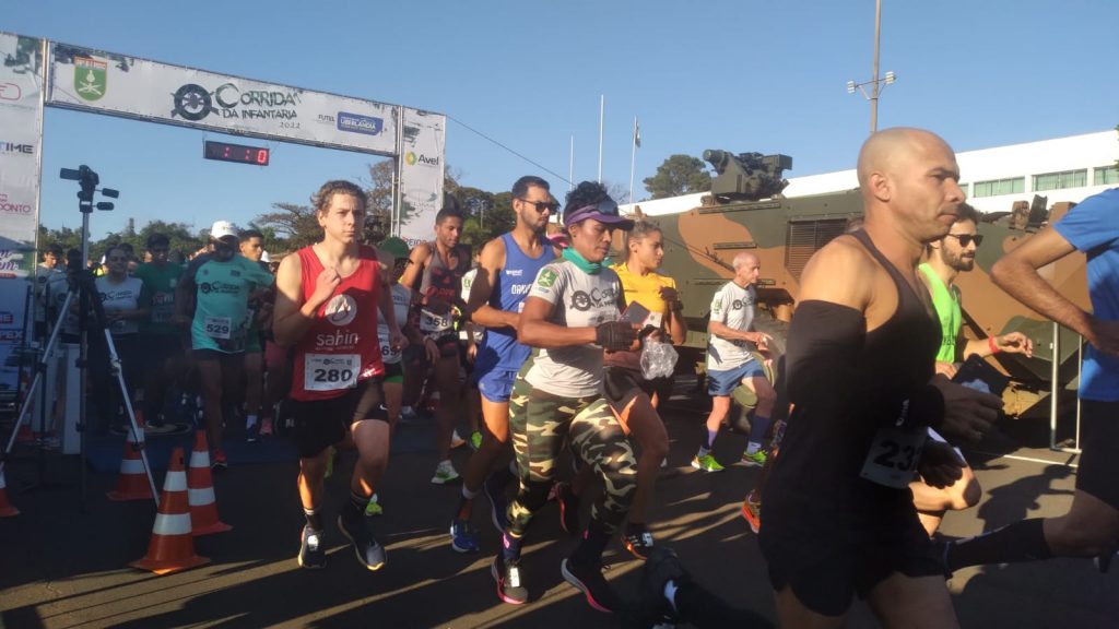 Corrida da Infantaria reuniu cerca de 600 participantes neste domingo (29) 1