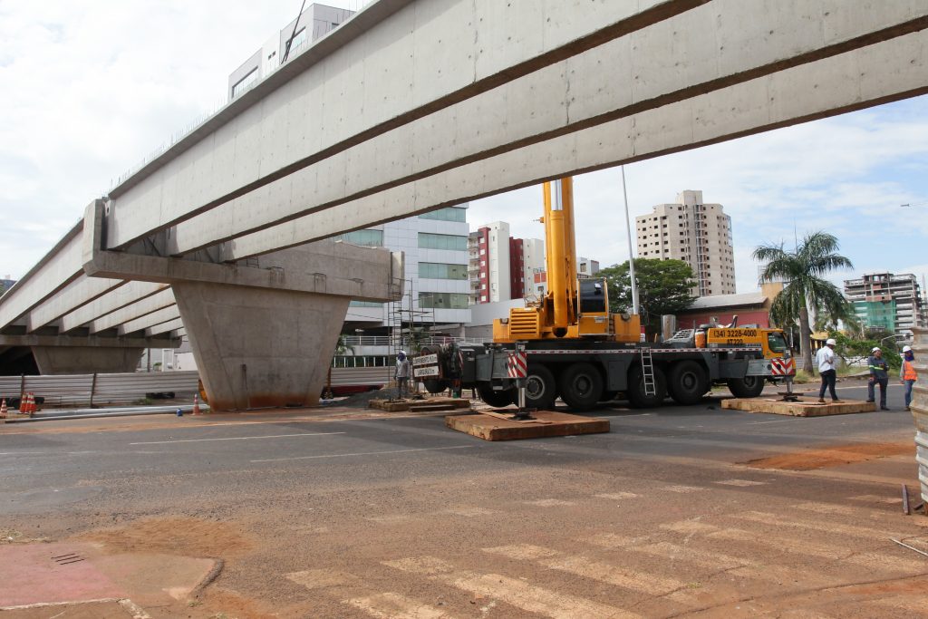 Viaduto da avenida dos Municípios recebe novas vigas neste domingo (8) 1