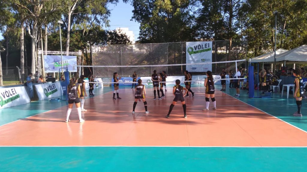 Primeiro dia de “Vôlei na Praça” reúne cerca de 500 pessoas no Parque do Sabiá 1