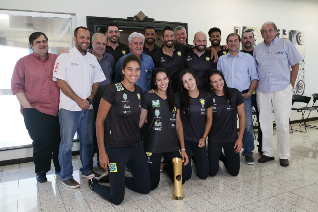 Líder do Executivo recebe dupla campeã mundial de vôlei de praia 1