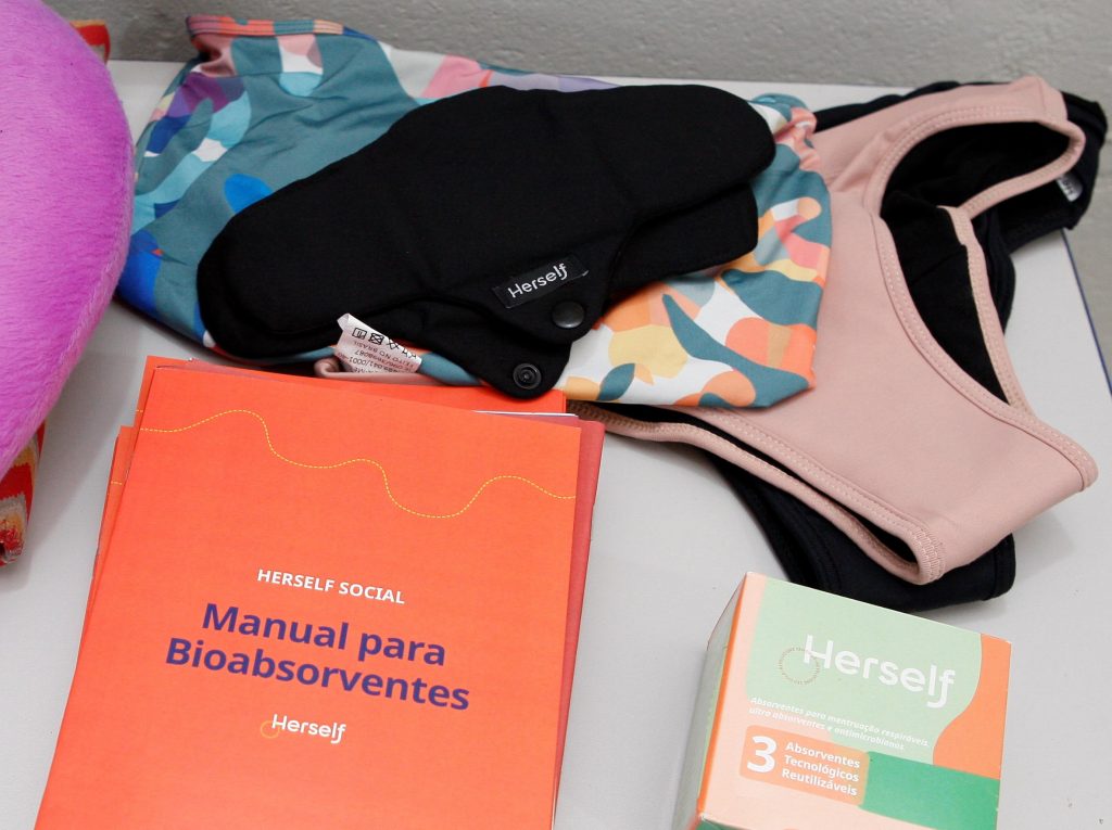 Prefeitura viabiliza curso pioneiro no Sudeste para confecção de absorventes reutilizáveis com trabalho de detentas 1