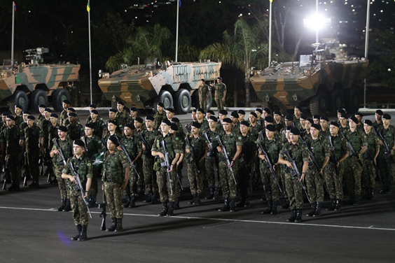 Prefeitura recebe homenagens durante a comemoração do 60º aniversário do 36º BIMec 2