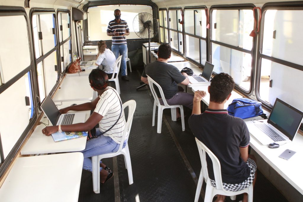 Ônibus Meu Ofício oferta cursos profissionalizantes no Daniel Fonseca 1