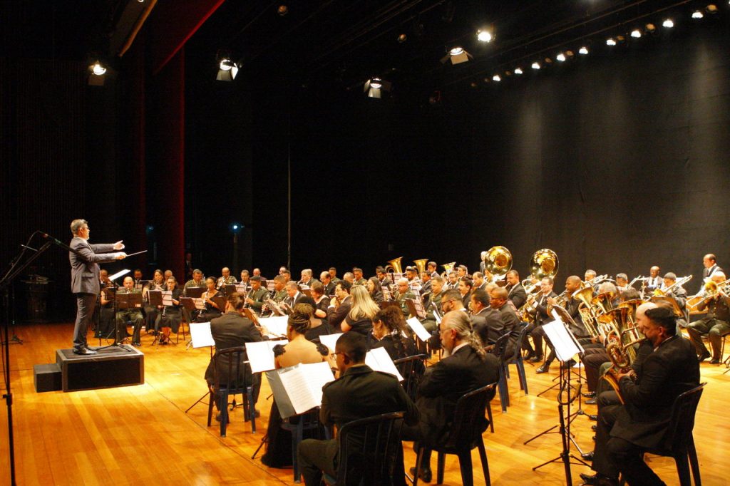Bandas Municipal e do 36ºBIMec celebram aniversário de Uberlândia no Teatro Municipal 1