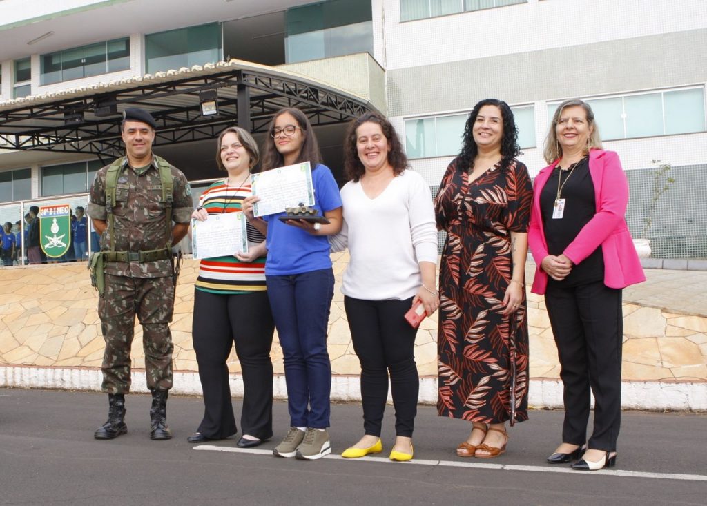 Alunos da rede municipal são premiados em concurso de redação no 36º BIMec 1