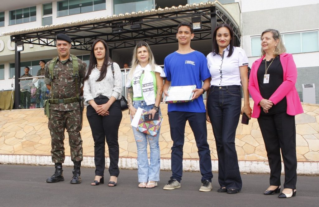 Alunos da rede municipal são premiados em concurso de redação no 36º BIMec 2