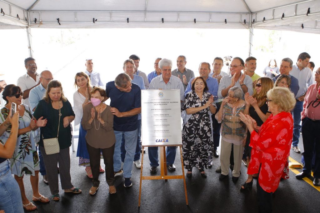 Líder do Executivo inaugura viaduto da avenida dos Municípios 2