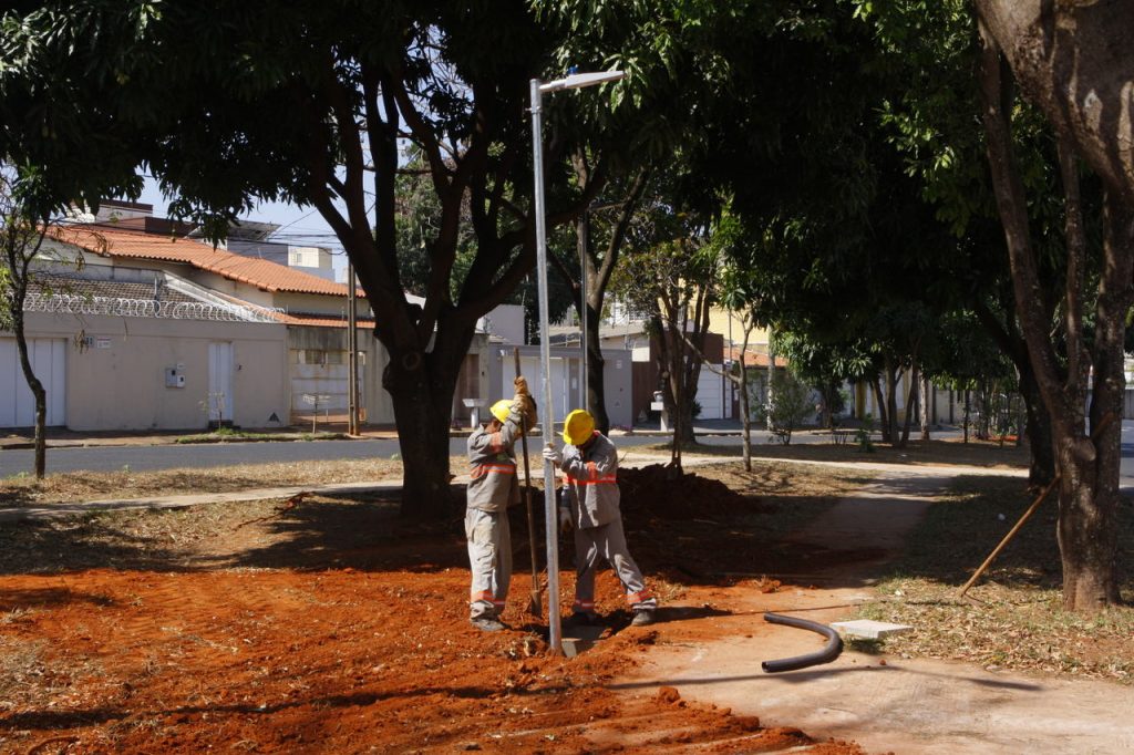 Prefeitura amplia rede de iluminação em logradouros de sete bairros do município 1