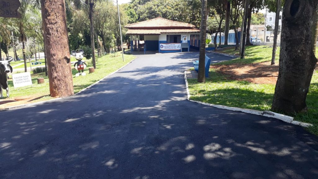 Estacionamento de bicicletas compartilhadas no Parque do Sabiá recebe asfalto 1