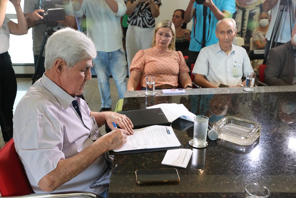 <strong>Prefeitura firma convênio para atendimento gratuito a cães e gatos atropelados e vítimas de maus tratos</strong> 1