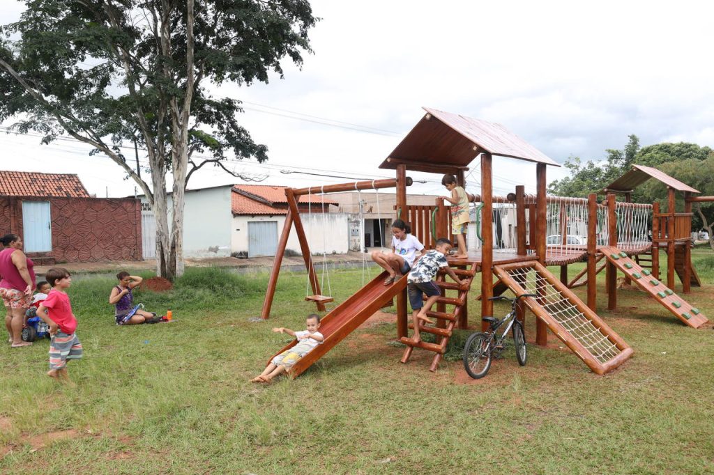 <strong>Prefeitura instala playgrounds em praças dos bairros Luizote e Mansour</strong> 1