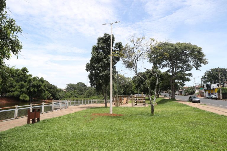 Prefeitura instala luminárias de led no