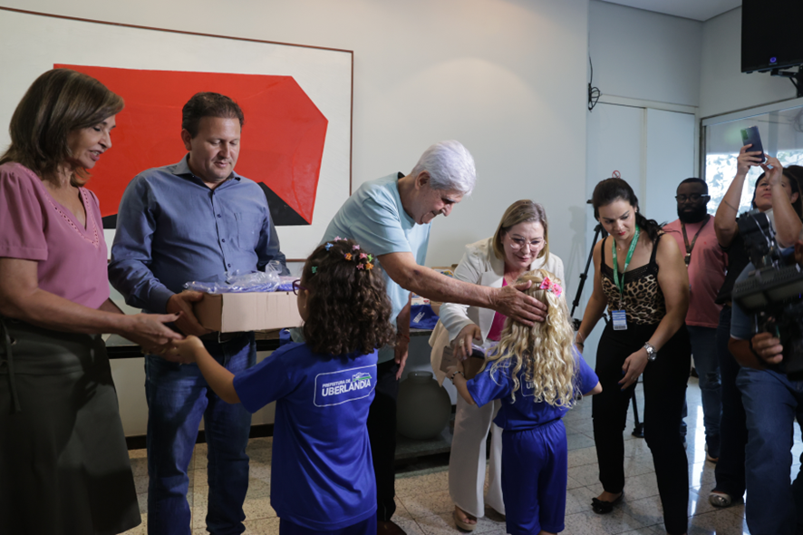 <strong>Prefeitura autoriza entrega de kits escolares na Rede Municipal de Ensino</strong> 2