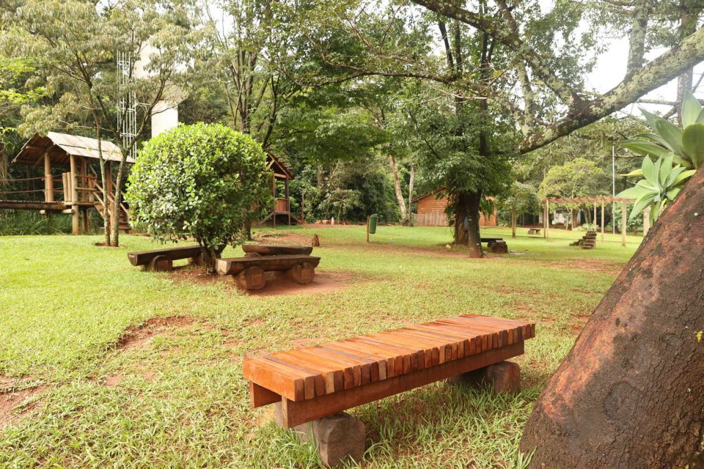 <strong>Parques municipais ganham bancos produzidos no Horto Municipal</strong> 1