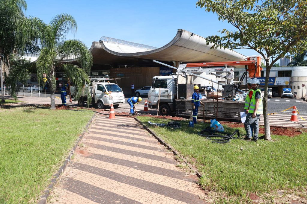 <strong>PPP da Prefeitura leva iluminação de destaque para a Praça da Bíblia</strong> 1