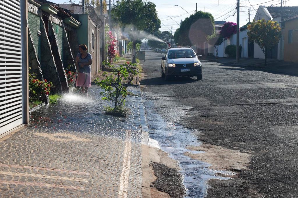 <strong>CCZ atua com equipamentos diferentes para combater o mosquito <em>Aedes</em></strong> 1