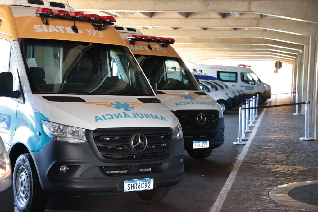 Prefeitura entrega novos veículos para Siate e Central de Ambulâncias ...