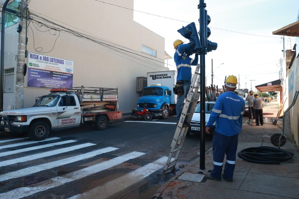 <strong>Prefeitura instala novos semáforos e botoeiras acessíveis em cruzamentos do bairro Marta Helena</strong> 1