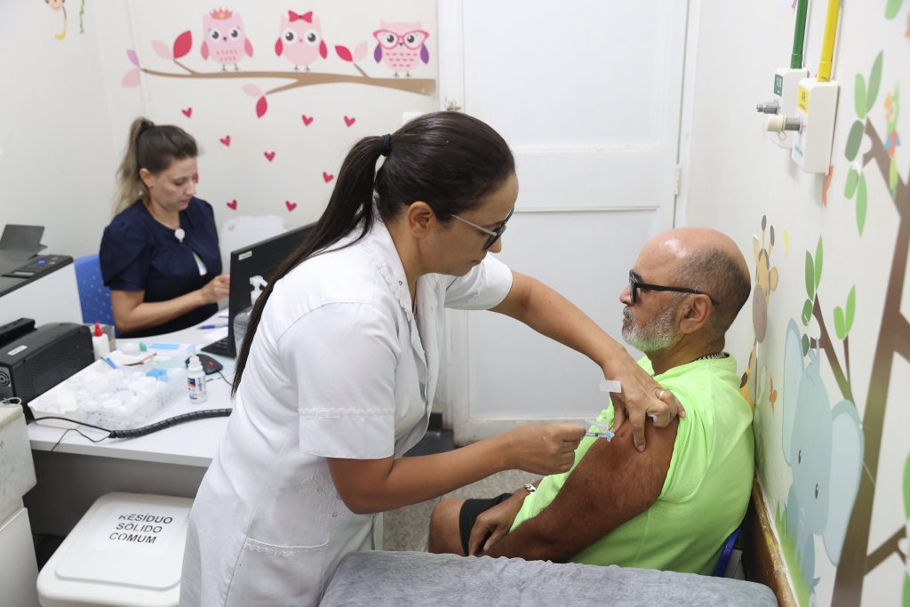 <strong>Dia D de combate à gripe movimenta salas de vacina neste sábado (6)</strong> 1