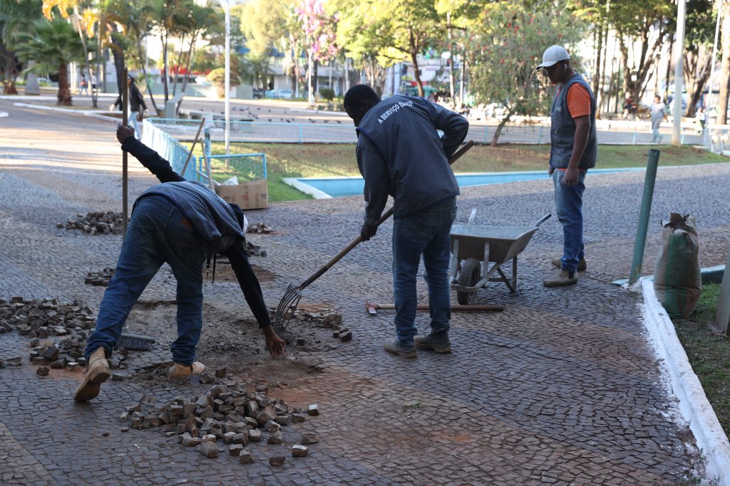 <strong>Prefeitura inicia manutenções em praças, parques e demais equipamentos públicos</strong> 1