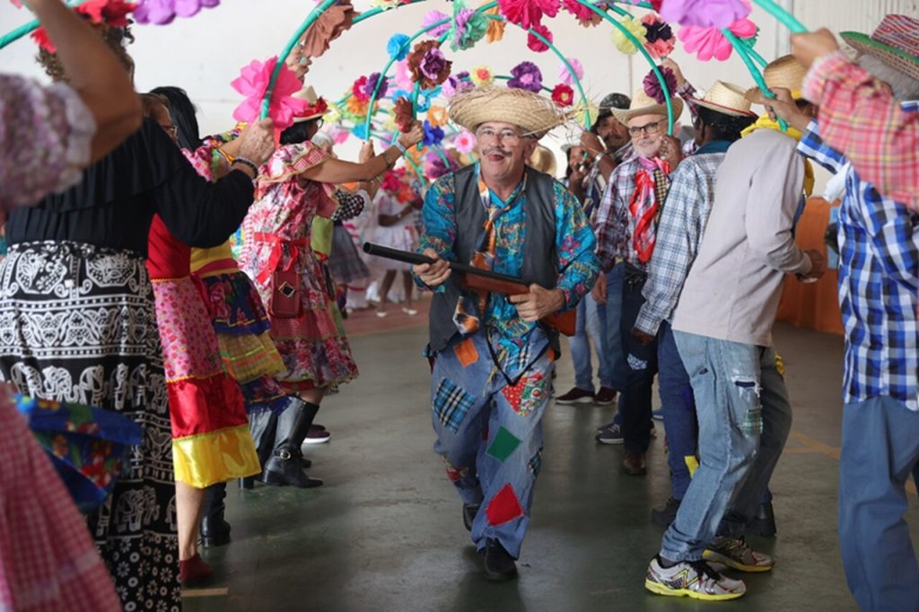 <strong>Prefeitura realiza edição 2023 do ‘Arraiá dos Ceais’ com cerca de 900 idosos</strong><strong></strong> 2